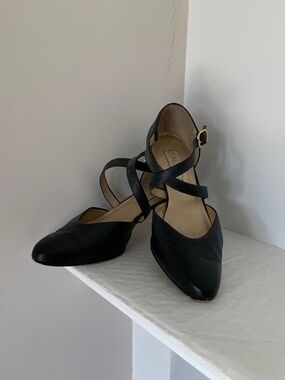 Elegant leather shoes, made in Brazil, super soft and comfortable, size 8M